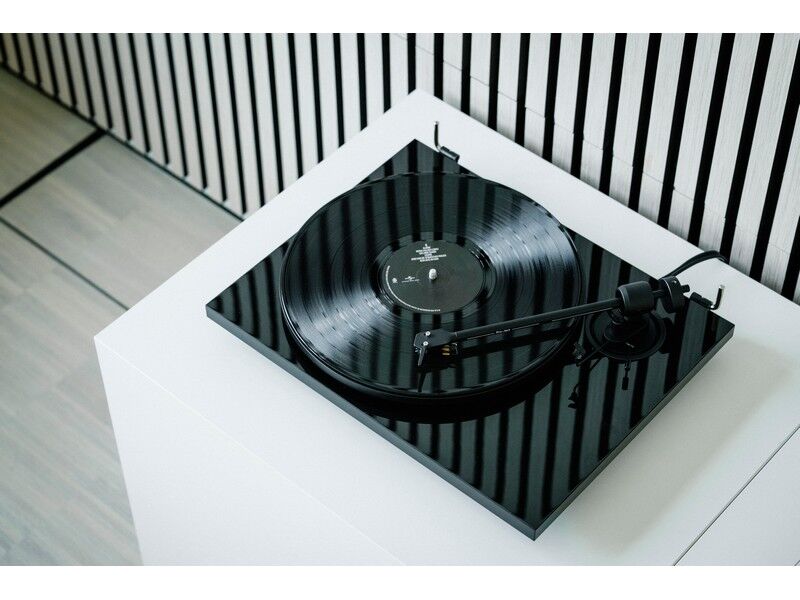 Pro-Ject E1 Turntable with Pick It MM E Cartridge - Image 2