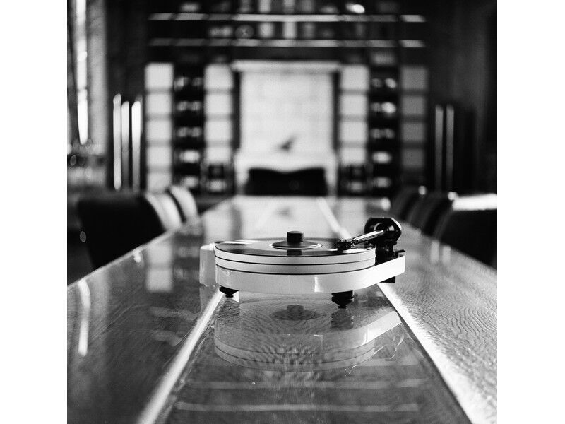 Pro-Ject RPM 5 Carbon Turntable with Ortofon 2M Bronze Cartridge - Image 4
