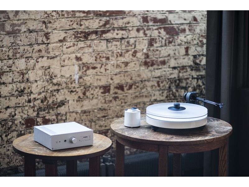 Pro-Ject RPM 5 Carbon Turntable with Ortofon 2M Bronze Cartridge - Image 5