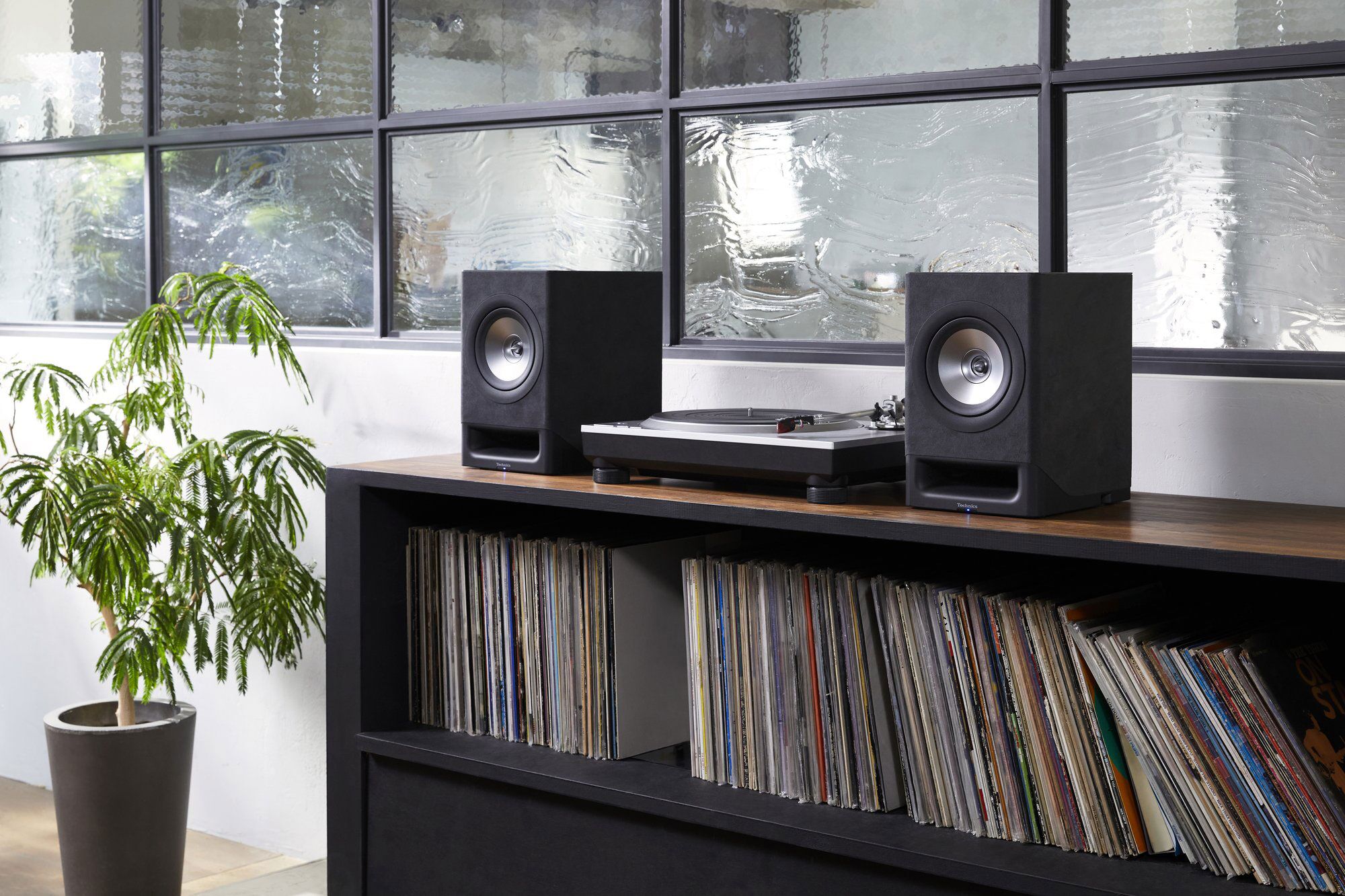 SC-CX700 Charcoal Black Lifetyle